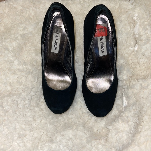 Black suede pumps size 6.5 - Picture 3 of 4